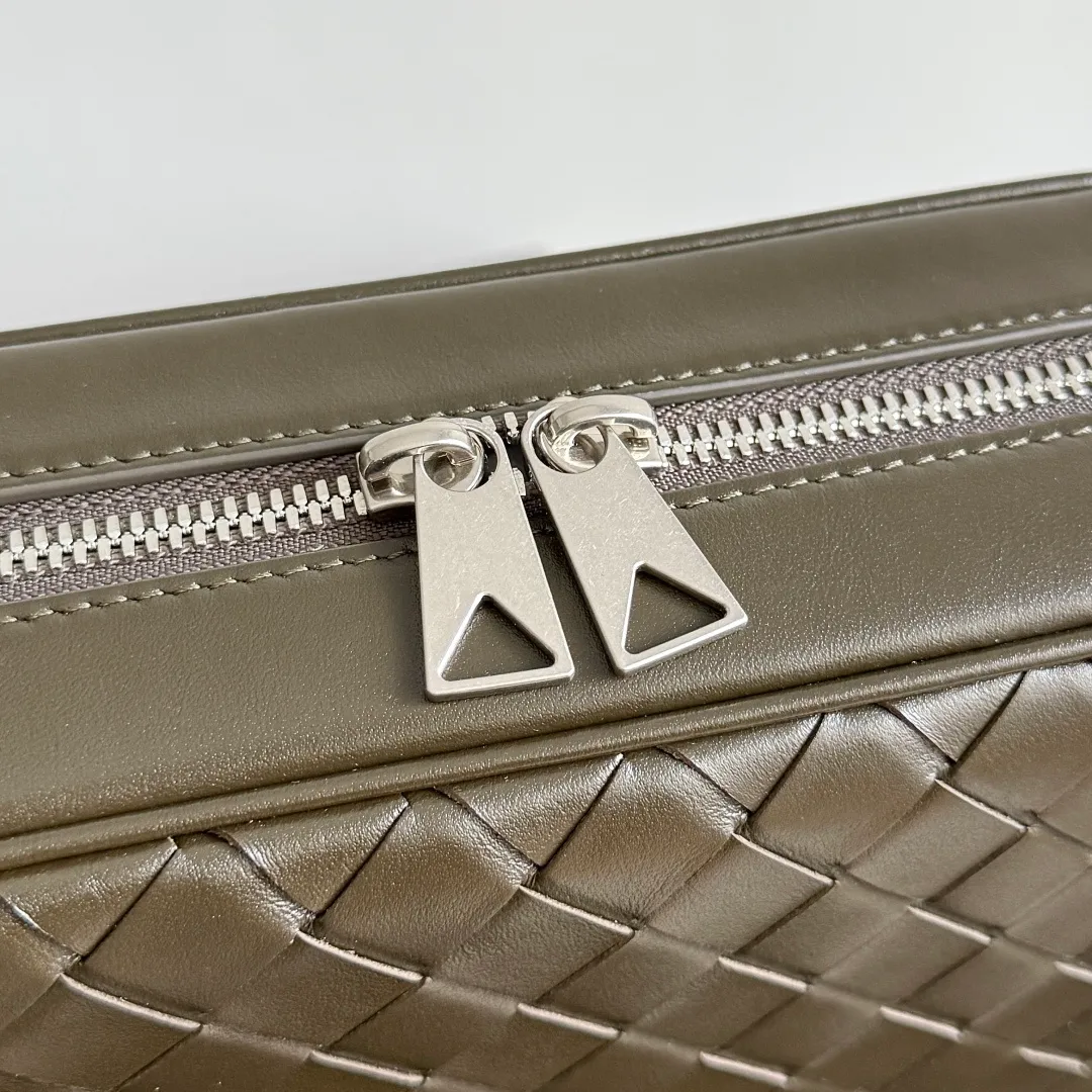 Batch 1820 BOTTEGA VENETA small INTRECCIATO woven camera bag This bv classic camera bag is a further evolution of classic woven technology, combining practicality and fashion, perfectly meeting multi-purpose needs! Classic leather handmade. Lightweight and large capacity. The shoulder strap is removable and adjustable. In addition to being worn cross-body, it can also be placed in the suitcase as a toiletry bag. It is very convenient for daily storage and classification. It also has hanging accessories to show your personality. No matter how complicated the world is, as long as you have a bag with you, everything will become better. Style number: 755923 Size: 24.5*15*6cm